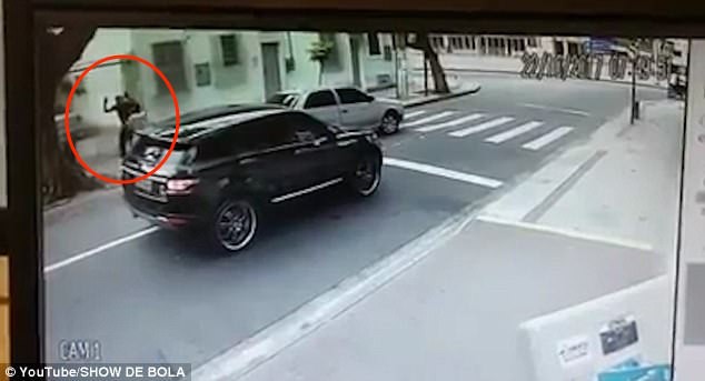 Thủ môn bị dí súng, cướp xe trên phố giữa ban ngày - ảnh 2