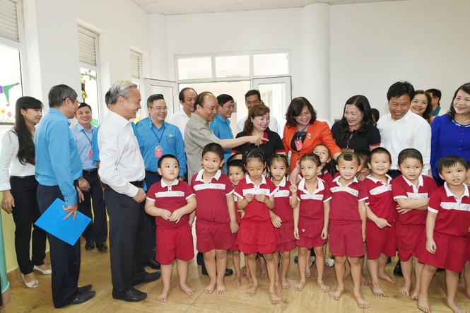 Thủ tướng vào khu trọ thăm đời sống công nhân - ảnh 5