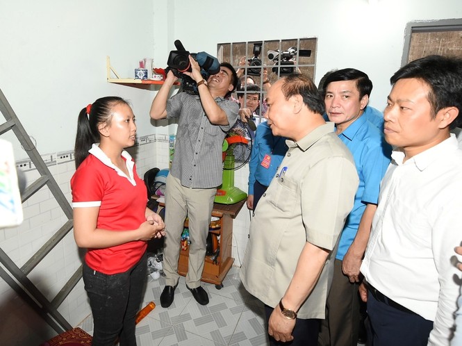 Thủ tướng vào khu trọ thăm đời sống công nhân - ảnh 9