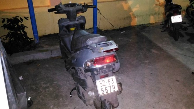 Lộ chân dung kẻ điên cuồng chặt rụng hàng loạt kính xe hơi ở Sài Gòn - ảnh 1