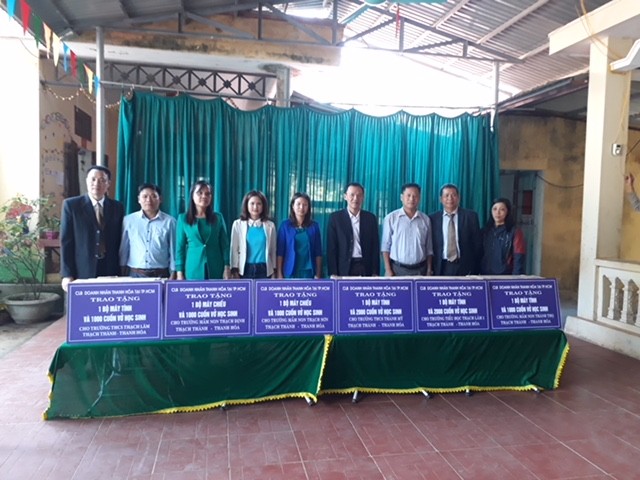 Hai tỷ đồng hỗ trợ thiết bị dạy học cho các trường học sau lũ - ảnh 2