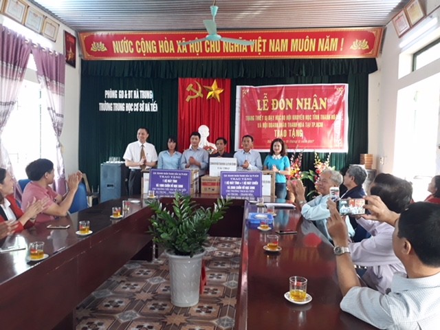 Hai tỷ đồng hỗ trợ thiết bị dạy học cho các trường học sau lũ - ảnh 1