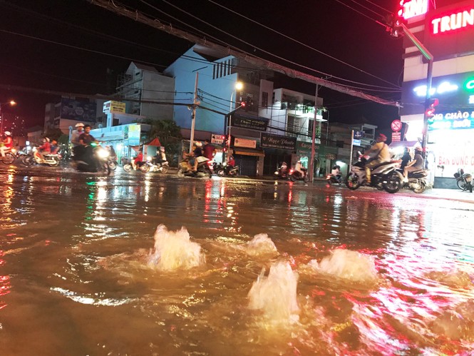 ngập lụt ở TPHCM - ảnh 2