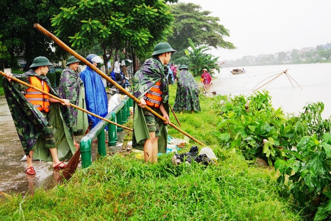 Bộ đội, công an giúp dân khắc phục hậu quả lũ lụt - ảnh 1