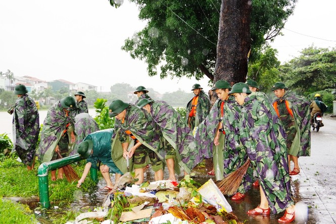 Bộ đội, công an giúp dân khắc phục hậu quả lũ lụt - ảnh 2