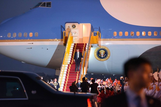 Nhìn lại ngày đầu của Tổng thống Mỹ Donald Trump tại Hà Nội - ảnh 3