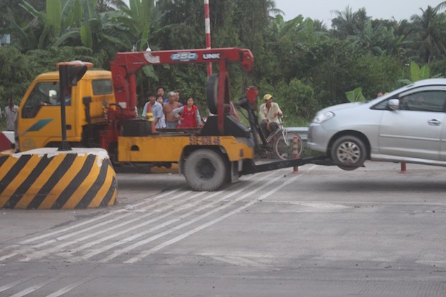 Công an làm việc với nhiều tài xế qua trạm BOT Cai Lậy - ảnh 3