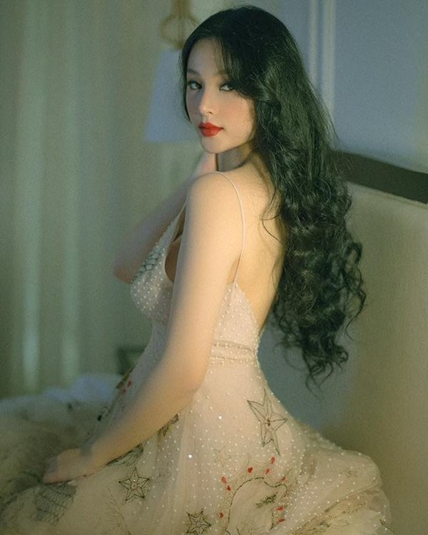 Huyền Baby: Mỹ nhân 'siêu vòng 1' có nhan sắc không tuổi - ảnh 4