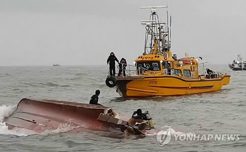 Đâm trúng tàu chở dầu, tàu cá lật úp khiến 7 người mất mạng - ảnh 1