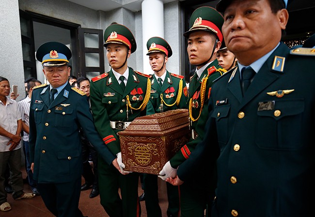 Tiễn biệt phi công Nguyễn Thành Trung: Nước mắt người ở lại - ảnh 14
