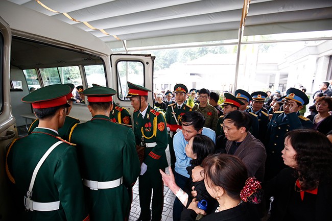 Tiễn biệt phi công Nguyễn Thành Trung: Nước mắt người ở lại - ảnh 15