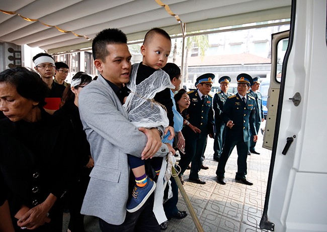 Tiễn biệt phi công Nguyễn Thành Trung: Nước mắt người ở lại - ảnh 19