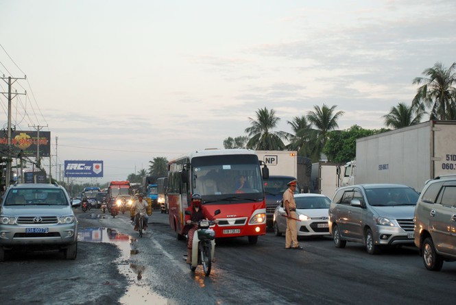 Đâm xe liên hoàn trên quốc lộ, 13 người thương vong - ảnh 1