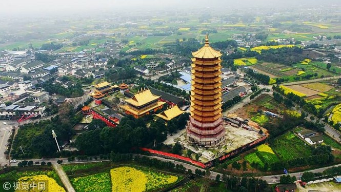 Chùa tháp 16 tầng bằng gỗ bốc cháy phừng phừng ở Trung Quốc - ảnh 6