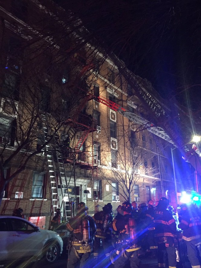 Cháy lớn tại tòa nhà trăm tuổi ở New York, 21 người thương vong - ảnh 3