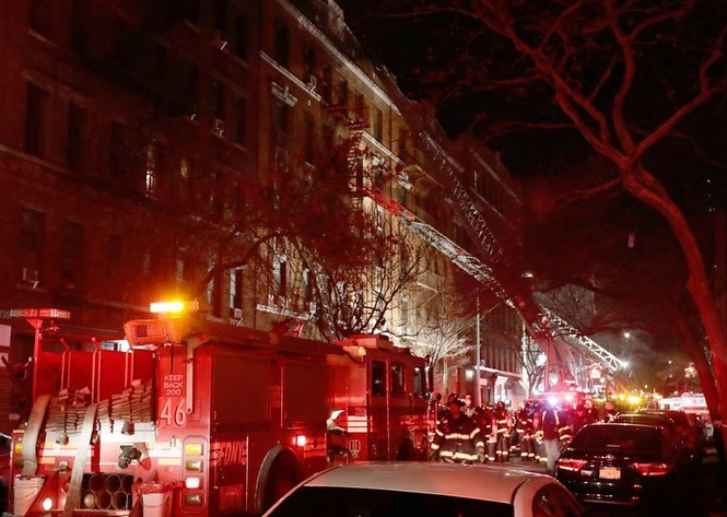 Cháy lớn tại tòa nhà trăm tuổi ở New York, 21 người thương vong - ảnh 1