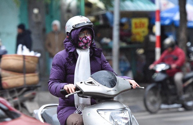 Hà Nội lạnh tê tái, người đi đường hóa thân thành ninja - ảnh 2