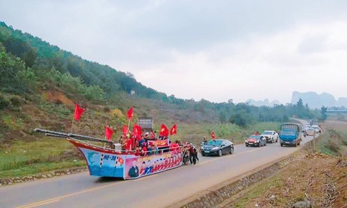 Người Thanh Hoá chế 'du thuyền' sang thăm nhà thủ môn Tiến Dũng - ảnh 1