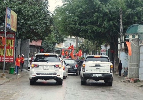 Người Thanh Hoá chế 'du thuyền' sang thăm nhà thủ môn Tiến Dũng - ảnh 2
