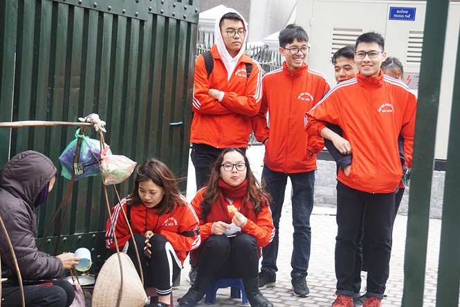CĐV chờ đón Quang Hải và đồng đội trước tòa soạn báo Tiền Phong - ảnh 35