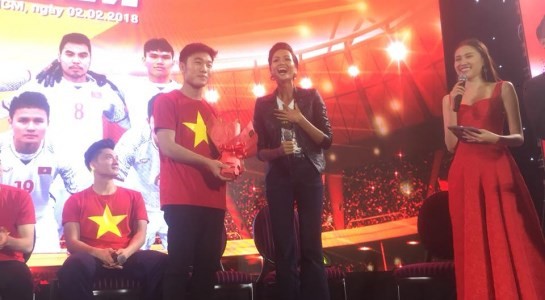 Hoa hậu H'hen Niê hồi hộp khi lần đầu gặp mặt các cầu thủ U23 - ảnh 1