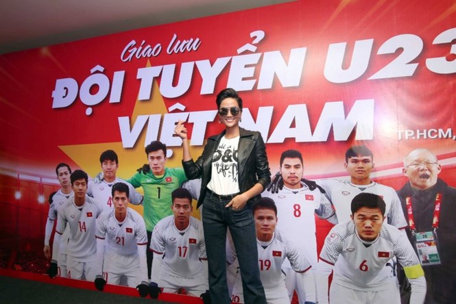 Hoa hậu H'hen Niê hồi hộp khi lần đầu gặp mặt các cầu thủ U23 - ảnh 2