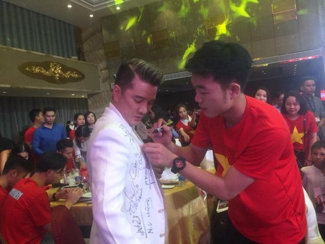 Hoa hậu H'hen Niê hồi hộp khi lần đầu gặp mặt các cầu thủ U23 - ảnh 4