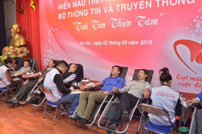 Lãnh đạo Bộ Thông tin & Truyền thông hào hứng hiến máu cứu người - ảnh 11