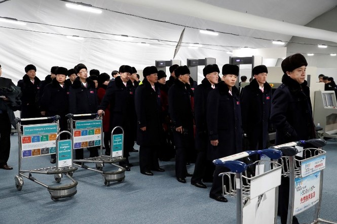 VĐV Triều Tiên treo quốc kì cỡ lớn tại làng Olympic ở Hàn Quốc - ảnh 1
