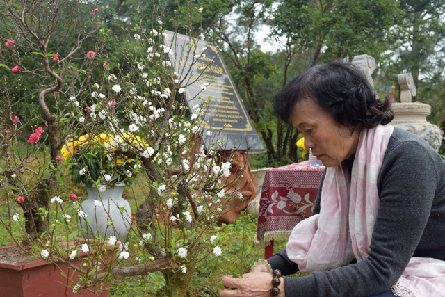 Con cháu Đại tướng Võ Nguyên Giáp quây quần gói bánh chưng bên mộ Người - ảnh 9