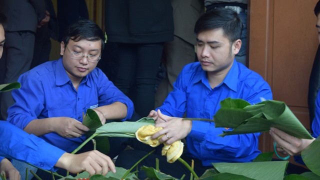 Con cháu Đại tướng Võ Nguyên Giáp quây quần gói bánh chưng bên mộ Người - ảnh 1