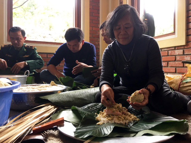 Con cháu Đại tướng Võ Nguyên Giáp quây quần gói bánh chưng bên mộ Người - ảnh 2