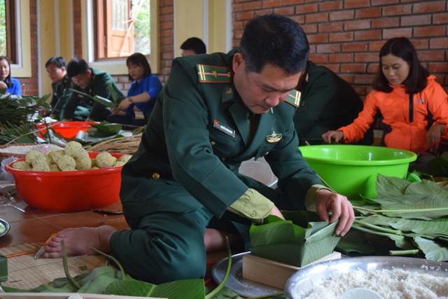 Con cháu Đại tướng Võ Nguyên Giáp quây quần gói bánh chưng bên mộ Người - ảnh 4