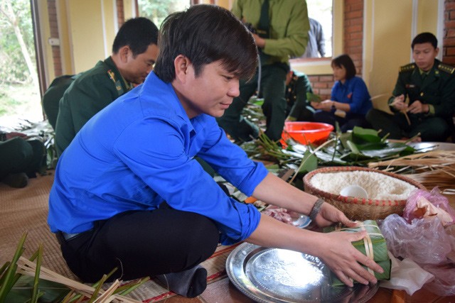 Con cháu Đại tướng Võ Nguyên Giáp quây quần gói bánh chưng bên mộ Người - ảnh 5