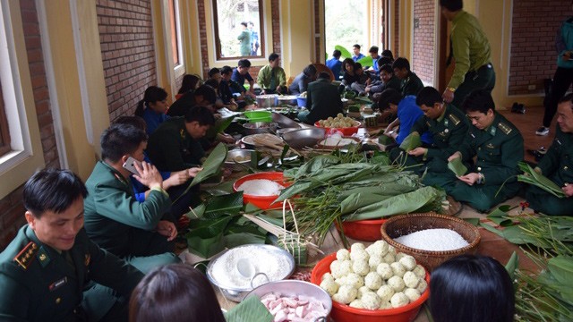 Con cháu Đại tướng Võ Nguyên Giáp quây quần gói bánh chưng bên mộ Người - ảnh 6