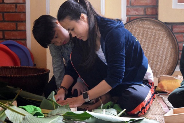 Con cháu Đại tướng Võ Nguyên Giáp quây quần gói bánh chưng bên mộ Người - ảnh 7
