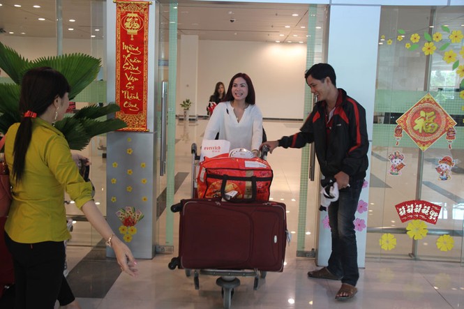 Hàng trăm người đón các cô dâu Việt về quê ăn Tết - ảnh 4