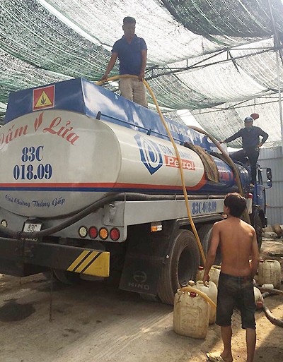 Cảnh sát vây bắt nhóm 'rút ruột' xăng dầu ở Sài Gòn - ảnh 1