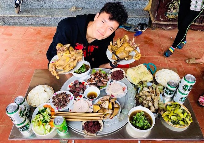 Các tuyển thủ U23 mệt phờ vì 'chạy show' chúc Tết - ảnh 1