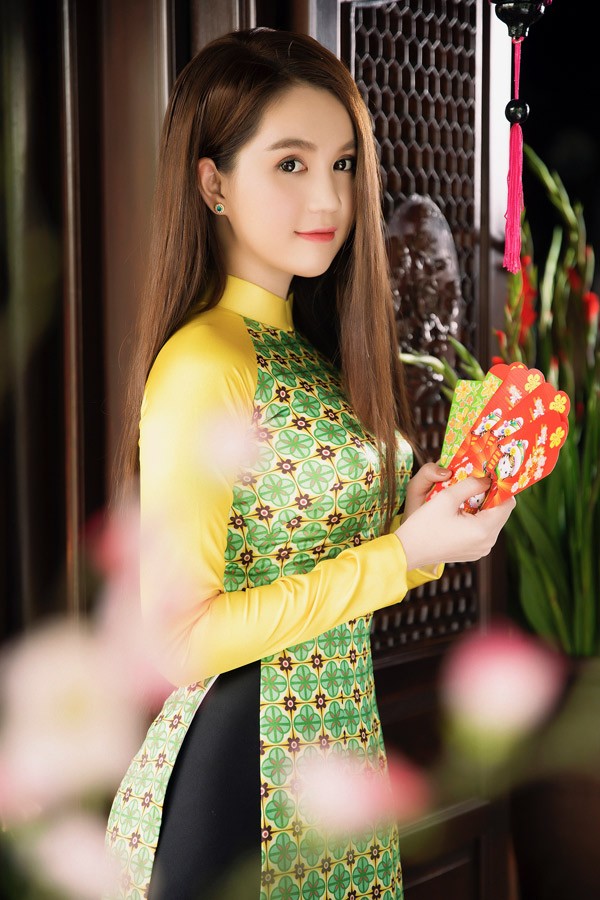 Ngọc Trinh, áo dài Tết - ảnh 2