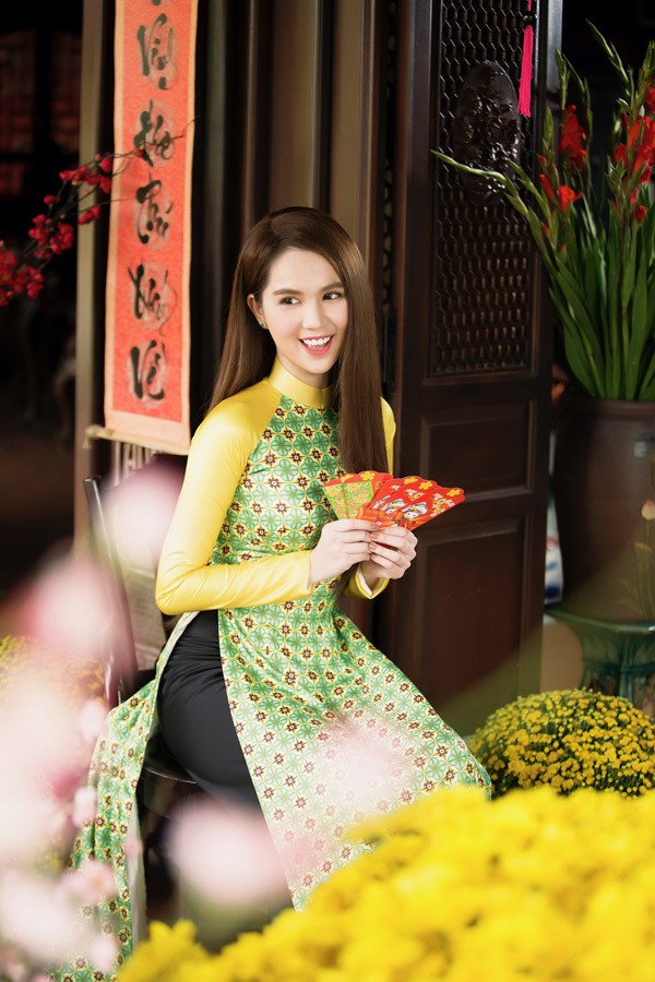 Ngọc Trinh, áo dài Tết - ảnh 4