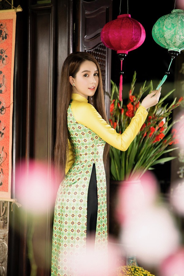 Ngọc Trinh, áo dài Tết - ảnh 1