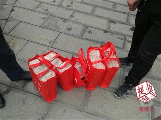Cảnh sát hộ tống người phụ nữ xách 13 tỉ đồng tiền mặt về quê ăn Tết - ảnh 1
