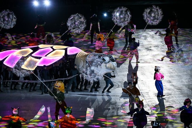 Ivanka Trump tươi cười vẫy chào VĐV liên Triều tại lễ bế mạc Olympic - ảnh 9