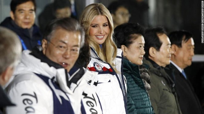 Ivanka Trump tươi cười vẫy chào VĐV liên Triều tại lễ bế mạc Olympic - ảnh 14