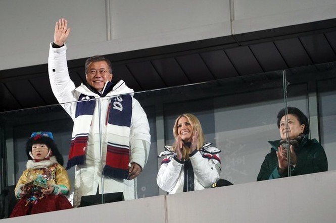 Ivanka Trump tươi cười vẫy chào VĐV liên Triều tại lễ bế mạc Olympic - ảnh 2
