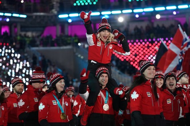Ivanka Trump tươi cười vẫy chào VĐV liên Triều tại lễ bế mạc Olympic - ảnh 11