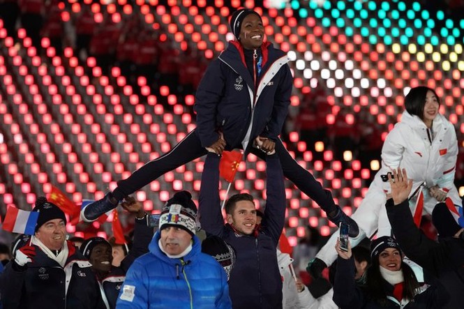 Ivanka Trump tươi cười vẫy chào VĐV liên Triều tại lễ bế mạc Olympic - ảnh 12