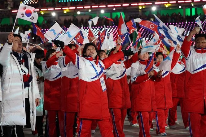 Ivanka Trump tươi cười vẫy chào VĐV liên Triều tại lễ bế mạc Olympic - ảnh 13