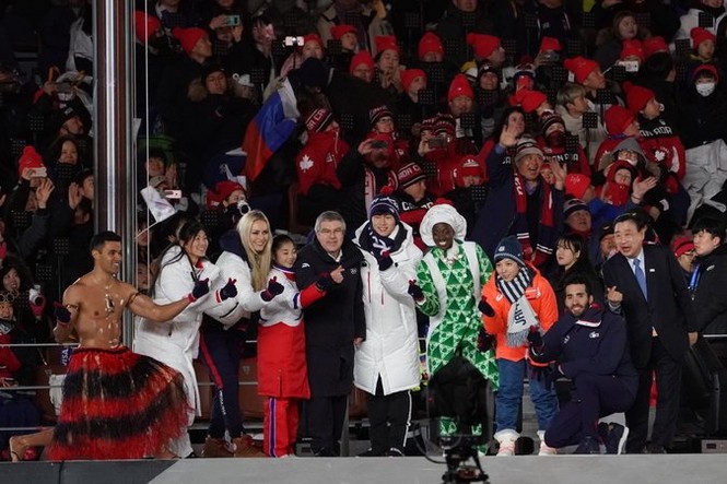 Ivanka Trump tươi cười vẫy chào VĐV liên Triều tại lễ bế mạc Olympic - ảnh 1